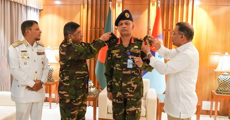 ব্যাজ পরিয়ে দিচ্ছেন তারেক রহমান